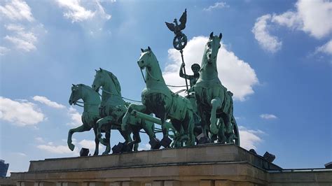 „Der nackte Kutscher da oben“ – Die Quadriga des Brandenburger Tors | Museum and the City