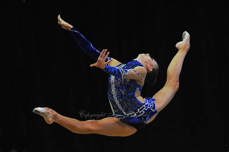 Rhythmic gymnast Dmitrieva doing a split leap. I soooo want my leaps to look like this someday ...