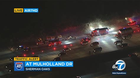 405 Freeway lanes shut down after deadly crash at Mulholland Drive in ...