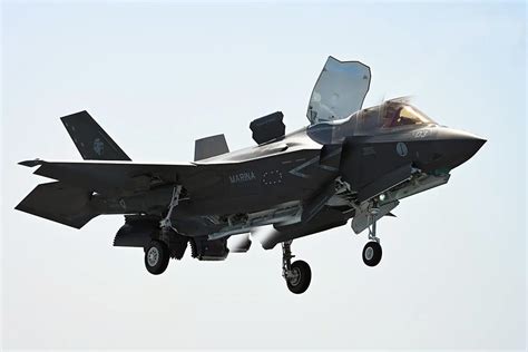 First Italian Navy F-35B lands on the Cavour Aircraft Carrier - EDR Magazine