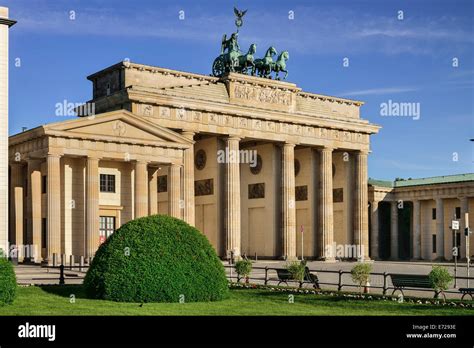 Brandenburg gate 1989 hi-res stock photography and images - Alamy