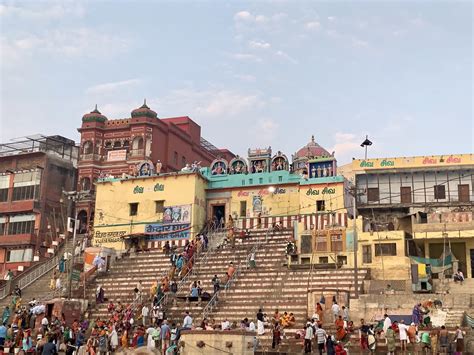 Los ghats de Benarés son gradas que descienden al río Ganges en su paso ...