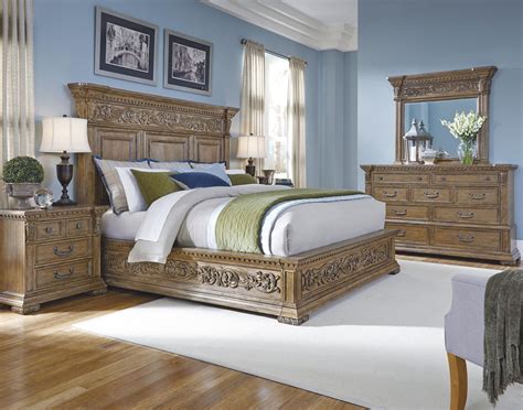 Pulaski Stratton 4-Piece Panel Bedroom Set in Aged Honey | King size ...