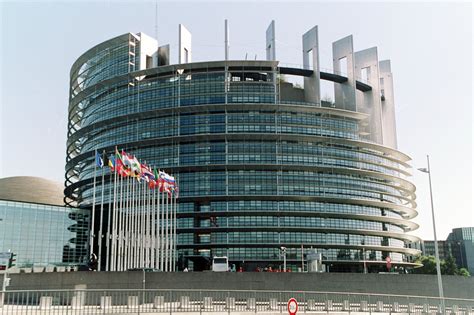 Auditors put price tag on EU Parliament 'travelling circus' - Euractiv