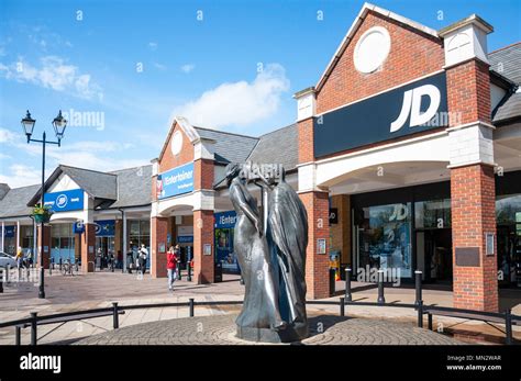 Staines shopping centre hi-res stock photography and images - Alamy