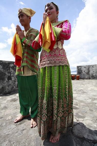 Pakaian Adat Ternate, Cermin Kemegahan Kesultanan Masa Lalu - Indonesia ...