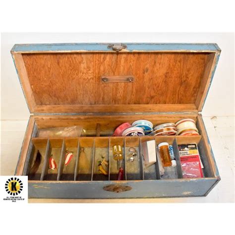 VINTAGE FISHING TACKLE BOX WITH LURES