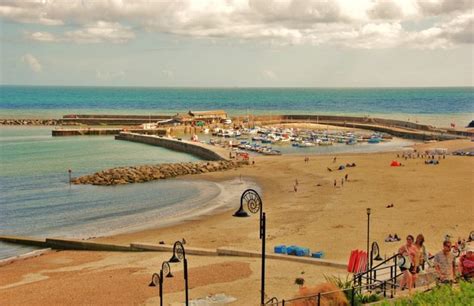 Lyme Regis: The Beach and The Cobb Photo | UK Beach Guide