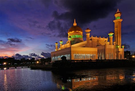 Sultan Omar Ali Saifuddien Mosque - a photo on Flickriver