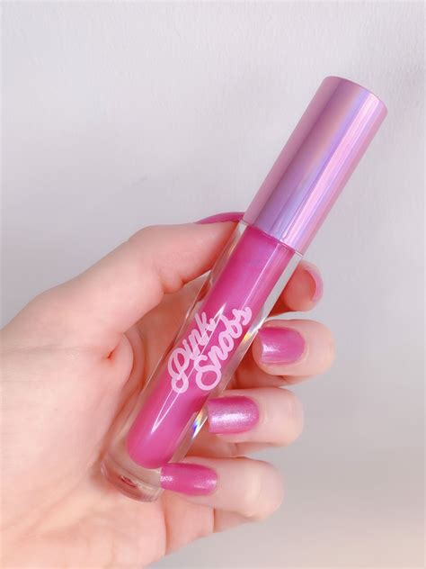 2000's Aesthetic Lip Gloss in 2020 | Glitter lip gloss, Lip gloss, Pink lips