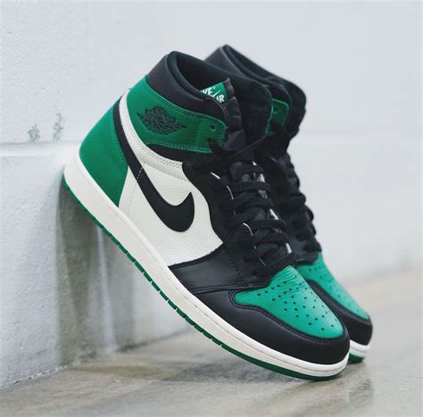 Air Jordan 1 Retro High OG "Pine Green" Releases This Month