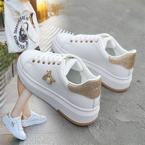 Sepatu Sneakers Wanita Putih Dekorasi lebah Dua Warna Aneka Ukuran ...