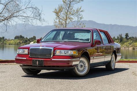 14K-Mile 1997 Lincoln Town Car Signature Up For Auction