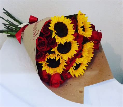 Ramo de rosas rojas y girasoles | Red roses and sunflowers, Sunflower ...