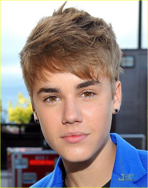 Justin Bieber wears earrings to the 2011 MTV Movie Awards