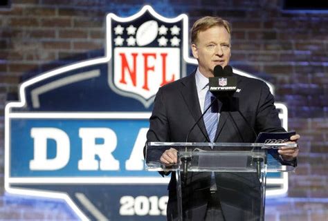 N.F.L. Draft 2020: No Goodell Hugs? No Boos? No Problem - The New York Times