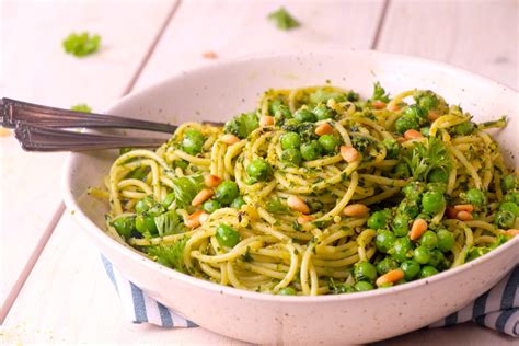 Vegan Pesto Spaghetti with Peas | Meatless Makeovers