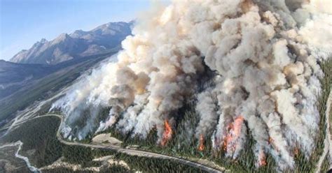 À voir: les photos impressionnantes des feux de forêt près de Banff | HuffPost Nouvelles