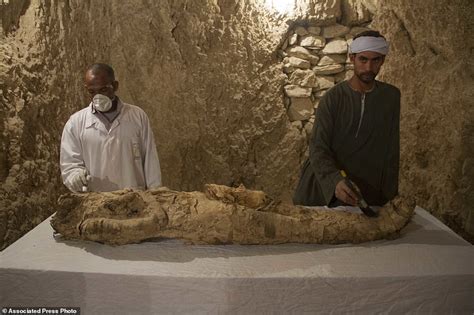 Egyptian archaeologists discover mummified body | Daily Mail Online