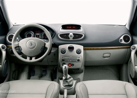 Renault Clio :: OUTSTANDING CARS