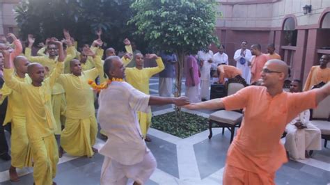 ISKCON-Delhi Devotees Dancing on Hare Krishna Mahamantra Kirtan ...