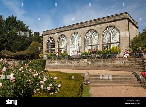 Warwick castle gardens hi-res stock photography and images - Alamy