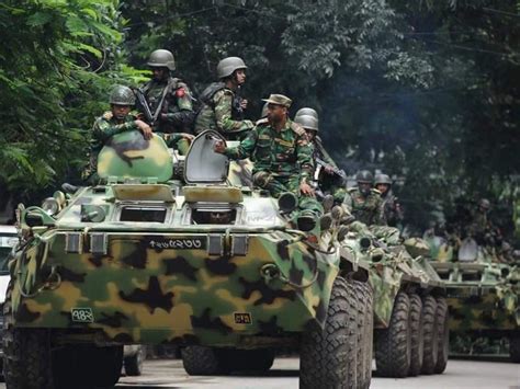 Bangladesh Army commandos moving for a hostage rescue operation against ISIS [July 2016] [Res ...