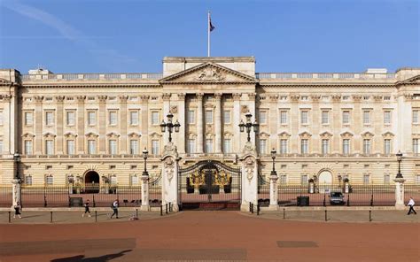 The Queen is hiring a planner to help refurbish Buckingham Palace in £ ...