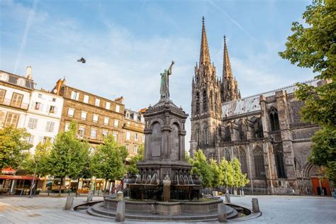 Place de la Victoire, Clermont-Ferrand | Clermont ferrand, Paysage auvergne, Auvergne