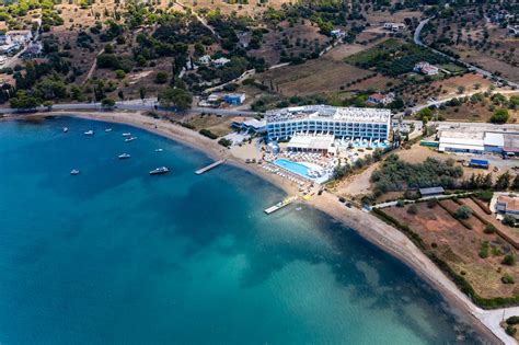 Fotografieren mit dem Drohnen aus dem Liegestuhl beim Pool vom Iliada Suites Hotel auf Naxos ...