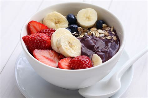 fast-acai-na-tigela-com-frutas-morango-banana - Fast Açaí