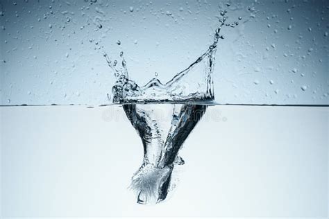 Ice Cube in Water with Splash Stock Image - Image of bubbles, agua: 108711637