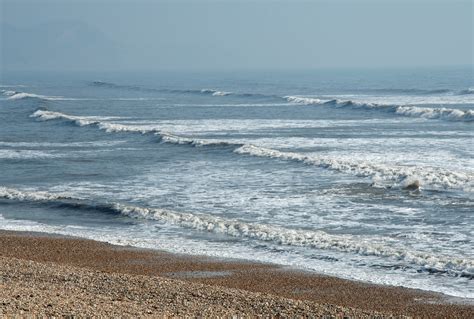 Lyme Regis Front Beach - Photo "Breaking waves, Lyme Regis" :: British Beaches