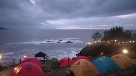 Menikmati Sunrise Diiringi Deburan Ombak dari Camping Ground Pantai ...