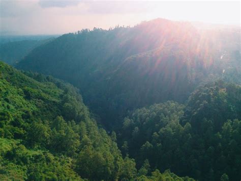 Menikmati Indahnya Sunrise Di Tebing Keraton, Bandung - Yuk Piknik