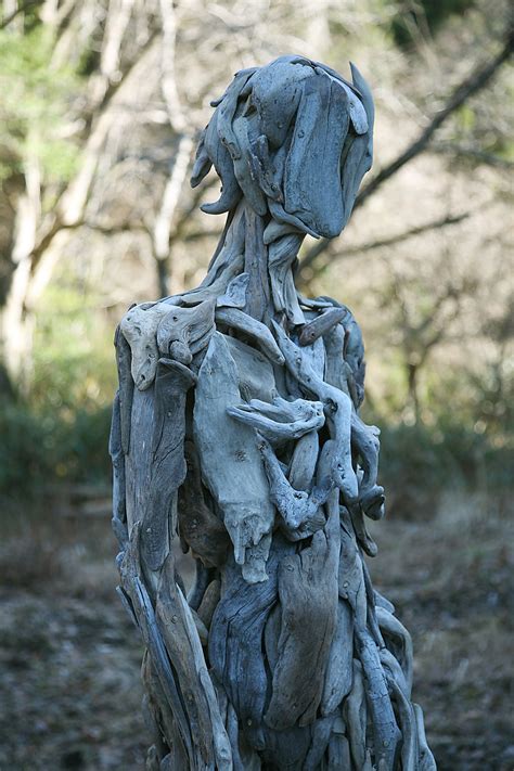 Des sculptures hantés en bois de recup par l'artiste japonais Nagato Iwasaki