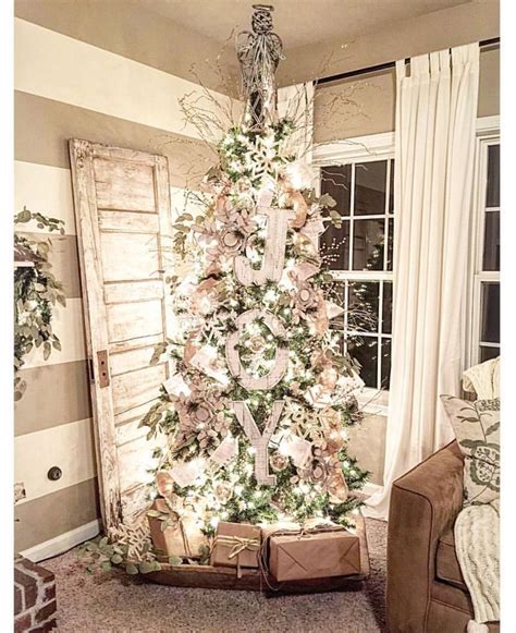 49 Inspiring Rustic Christmas Tree Decoration Ideas For Cheerful Day | Rustic christmas tree ...