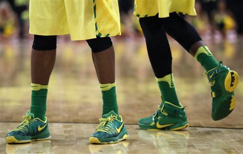 Kicks On Court | The Oregon Ducks' Nike PEs For March Madness | Nice Kicks