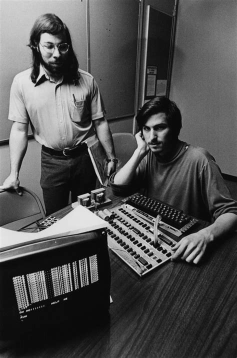 Steve Wozniak và Steve Jobs với chiếc máy tính đầu tiên họ tạo ra - Apple I...