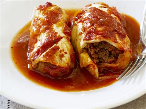 Stuffed Cabbage Rolls in Tomato Sauce Recipe | EatSmarter