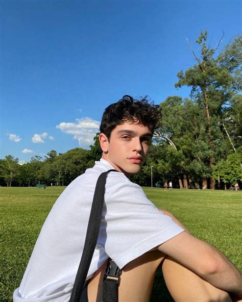 LUCAS on Instagram: "mais um dia no parque 🦦" | Photography poses for men, Poses, Photography poses