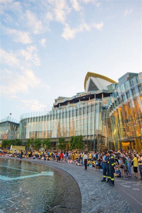 Tourist To See ICONIC Multimedia Water Features of the Iconsiam on the ...