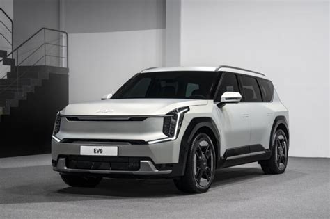 Le SUV Kia EV9 à trois rangées coûtera 54 900 $ et sera mis en vente ...