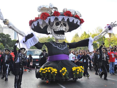 Mexico City Holds First-Ever Day of the Dead Parade (Thanks, James Bond ...