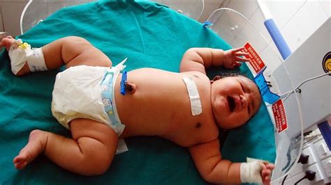 Mum gives birth to ‘heaviest baby’ in India, weighing 15lb - BBC News