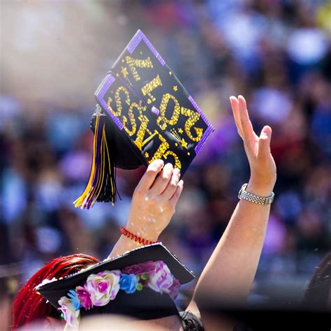 University of Washington students celebrate graduation day | The Seattle Times