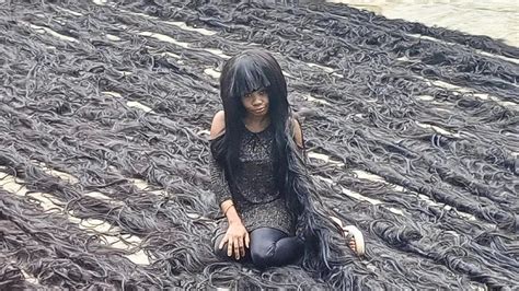 Guinness World Record: Nigerian sets record for longest wig - BBC News