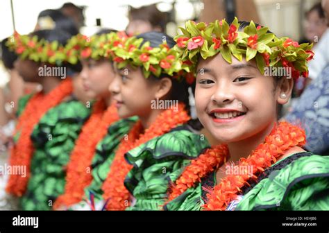 Girls dress wwii hi-res stock photography and images - Alamy
