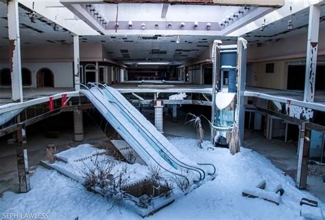 Un centre commercial abandonné et enneigé dans de superbes photos