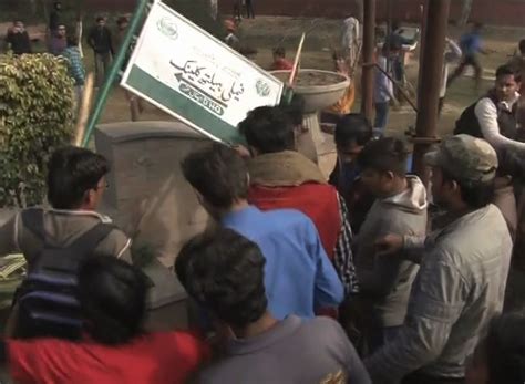 Zainab's brutal murder sparks protests in parts of country - Pakistan ...